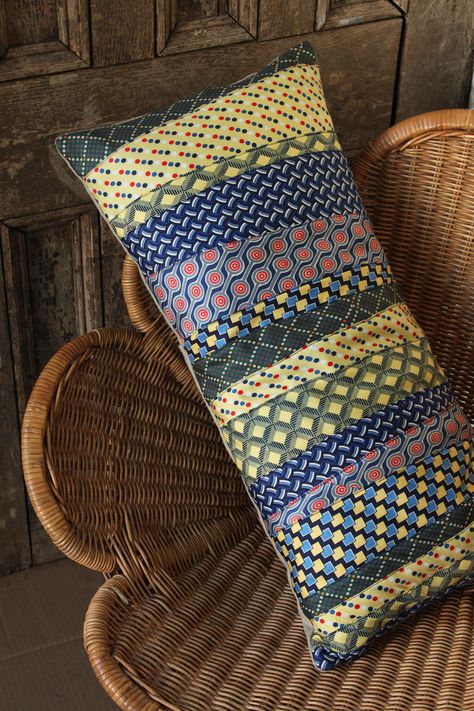 Necktie Pillow  •  Free tutorial with pictures on how to make a recycled cushion in under 120 minutes Neck Tie Projects, Old Neck Ties, Necktie Quilt, Tie Pillows, Necktie Crafts, Tie Ideas, Old Ties, Tie Quilt, Tie Crafts