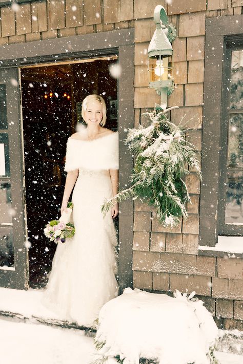 I wish it snowed like this on my wedding day. California Winter Wedding, Christmas Wedding Dresses, Winter Wedding Fur, Bridal Fur, Wedding Fur, Wedding Dress Outfit, Winter Bride, Winter Wedding Inspiration, Winter Wonderland Wedding