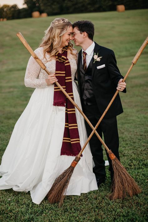 Gryffindors and Slytherins Agree: A Harry Potter-Themed Wedding Is "Always" a Good Idea Boda Harry Potter, Harry Potter Wedding Ideas, Phoenix Harry Potter, Hp Wedding, Harry Potter Wedding Theme, Harry Potter Character, Harry Potter Cosplay, Theme Harry Potter, Character Cosplay