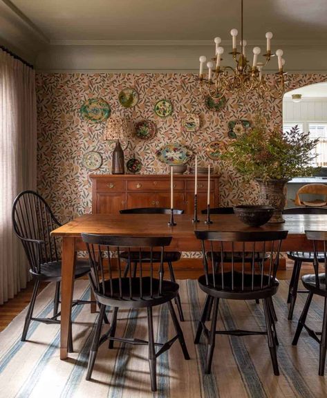 An old Tudor style house in Washington gets a beautiful transformation Cheap Wall Decor Ideas, Heidi Caillier, Wall Trends, Built In Banquette, Cheap Wall Decor, Statement Decor, Tudor Style Homes, Beautiful Dining Rooms, Gorgeous Bathroom