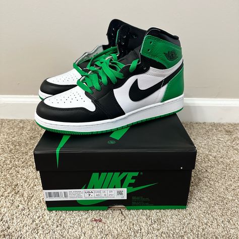 Air Jordan 1s Green, Green And Black Nike Shoes, Black And Green Shoes, Lucky Green Jordan 1 Outfit, Nike Shoes Green, Green Nikes, Cute Shoes For School, Jordan 1 Green, Green Nike Shoes