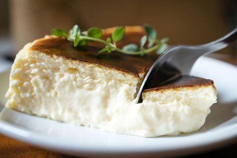 Basque Burnt Cheesecake Recipe (San Sebastian Cheesecake) Is Incredibly Creamy Diet Cake, Baking Measurements, Coconut Cake Recipe, 100 Calorie, Pasta Fatta In Casa, Patties Recipe, Diet Desserts, Carnivore Diet, Creamy Desserts