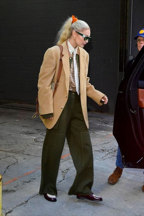 Summer Coat Outfit, Gigi Hadid Winter Outfits, Working From Home Outfits, Eclectic Grandpa Style, Eclectic Grandpa Fashion, Grandpa Fashion, Eclectic Grandpa, Grandpa Core, Gigi Hadid Street Style