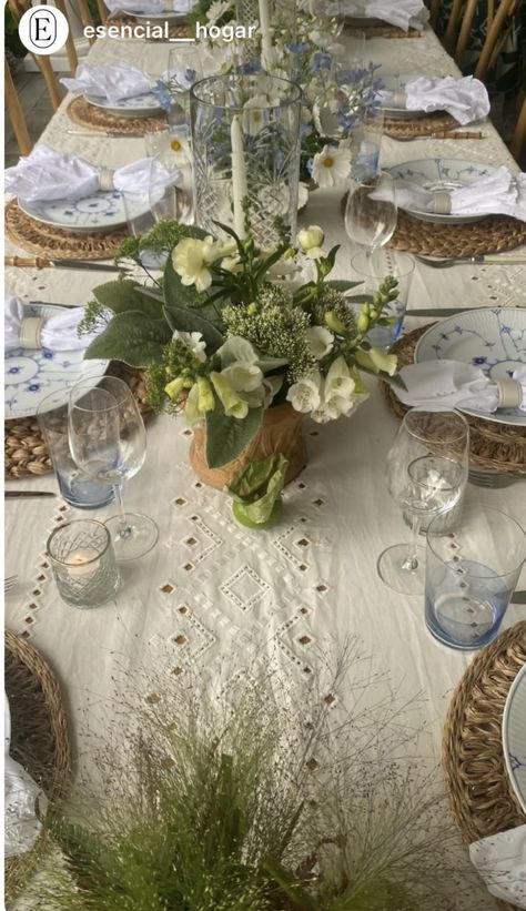 Garden Table Scape, French Outdoor Table Setting, Garden Party Old Money, Countryside Dinner Party, Mtg Wedding, French Countryside Dinner Party, Thrifted Dinnerware Wedding, Circle Wedding Table Decor, Hosting Era