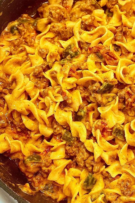 This beef and noodle casserole is a quick and easy ground beed casserole recipe! Cook the best casserole using egg noodles, ground beef, bell pepper, olives, pimento peppers, and cheese. You will love cooking this noodle casserole for dinner! Chili Noodle Casserole, Noodles Ground Beef, Ground Beef And Egg Noodle Recipes, Ground Beef Cream Cheese, Hamburger Noodle Casserole, Egg Noodle Casserole, Beefaroni Recipe, Beef Noodle Casserole, Cheese Noodles