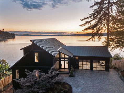 Take a peek inside HGTV's 2018 Dream Home, located in the Pacific Northwest - SFGate Hgtv Dream Homes, Black Houses, Hgtv Dream Home, Gig Harbor, Cabin Living, Tiny Space, Diy Network, Modern Cabin, Prairie Style