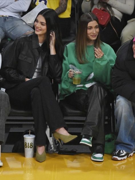 Celebrities At Sports Games, Kendall Jenner Basketball Game Outfit, Hailey Bieber Basketball Game, Lakers Game Outfit, Outfits For Basketball Game, Kendall Jenner Basketball Game, Nba Girlfriend, Celebrities At Basketball Games, Sport Event Outfit