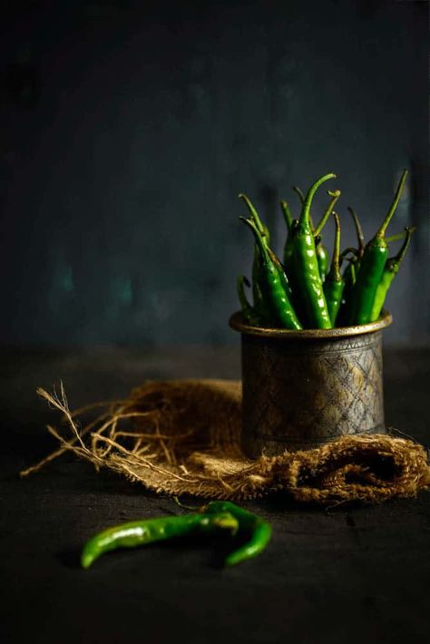 Spices Photography, Moody Food Photography, Food Photography Background, Vegetables Photography, Photography Ideas At Home, Vegetable Pictures, Dark Food Photography, Still Life Pictures, Food Art Photography