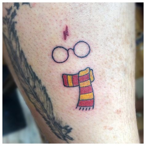 While we continue to debate and think of new theories about the wizarding world, we also spend time thinking about all the different ways to permanently show Always Harry Potter Tattoo, Tiny Harry Potter Tattoos, Harry Potter Tattoo Ideas, Harry Potter Quotes Tattoo, Scarf Drawing, Harry Potter Symbols, Hp Tattoo, Potter Tattoo, Harry Potter Glasses