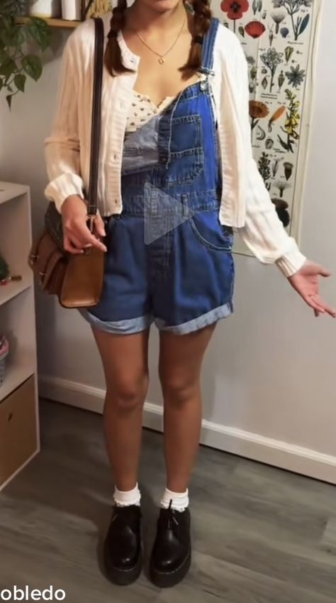 Overall Short Outfits, Short Overall Outfits, Short Overalls Outfit Aesthetic, Scotland Summer Outfits, 90s Bombshell, Overalls Outfit Aesthetic, Overall Shorts Outfit, Overall Outfit, Overalls Outfit