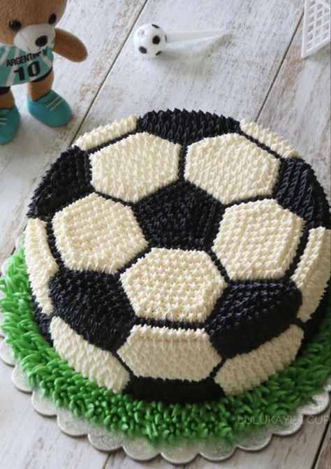 Soccer Party Cake Ideas, Birthday Cake Ball Theme, Soccer Cake Decorations, Soccer Birthday Themes, Soccer Ball Theme Birthday Party, Soccer Football Cake, Buttercream Soccer Cake, Soccer Ball Birthday Party Ideas, Buttercream Football Cake