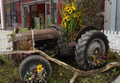 Top 10 Ways To Recycle and Reuse Tractors That is one big planter! #tractorselfie #farmers #recycling Landscaping Farm, Garden Bbq Party, Garden Upcycle, Farm Landscaping, Tractor Decor, Tractor Art, Rustic Landscaping, Tractor Idea, Garden Display