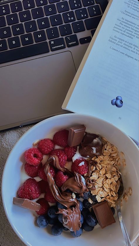 Yogurt, strawberries, blueberries, oatmeal and chocolate to make a healthy break Exam Snacks Finals Week, Study Break Aesthetic, Good Study Snacks, Study Snacks Ideas, Quick Snacks For Study Nights, Exam Snacks, Study Snacks Aesthetic, Late Night Healthy Snacks, Study Break Ideas