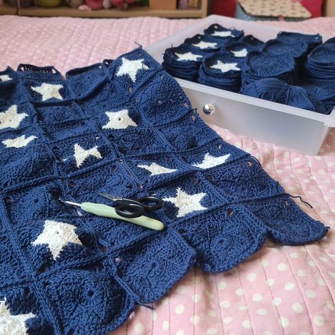 Star jumper in progress Crochet Star Jumper, Crochet Granny Square Jumper, Granny Square Jumper, Crochet Tapestry Pattern, Star Jumper, Tapestry Pattern, Crochet Star, Knitting Sweater, Crochet Stars