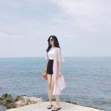 Korean Beach Outfits Women, Outfit Pantai Casual, Casual Beach Outfit Korean, Beach Simple Outfit, Casual Beach Outfit Simple, Outfit Pantai Simple, Outfit Pantai Korea, Korean Summer Outfits Beach, Style Ke Pantai