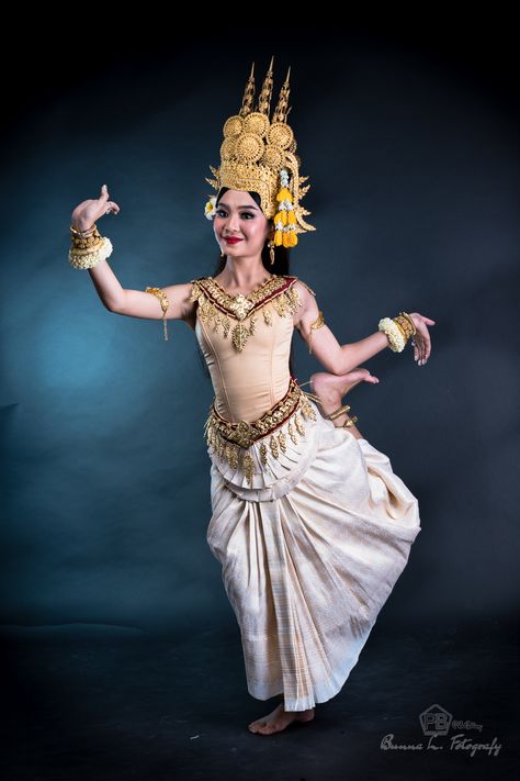 Cambodian Traditional Dance (Photo taken on : 2018-09) (c)-2018 Bunna Leang 70's Costume, Khmer Dance, Apsara Dance, Wave Drawing, 70s Costume, Cambodian Art, Lottery Tips, Dance Photo, Sak Yant