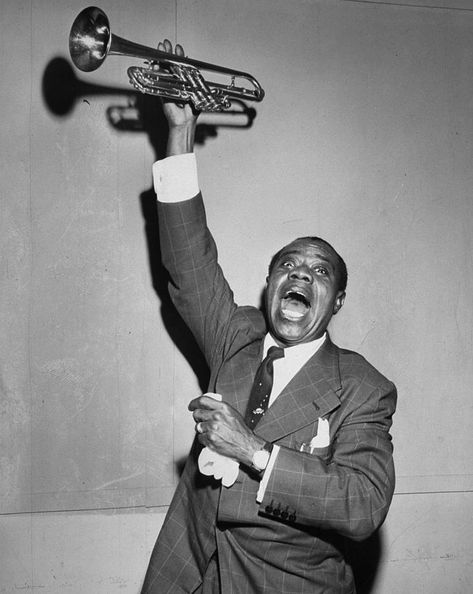 Jazz Artists, R&b Music, Vintage Black Glamour, Solo Music, Music Pics, Louis Armstrong, Jazz Musicians, Famous Americans, Jazz Blues