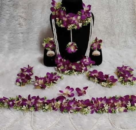 Artificial Flower Jewellery For Mehndi, Dohale Jevan Flower Jewellery, Floral Hairstyles, Artificial Flower Jewellery, Haldi Dress Ideas, Dohale Jevan, Flower Jewellery For Haldi, Baby Shower Jewelry, Flower Jewellery For Mehndi