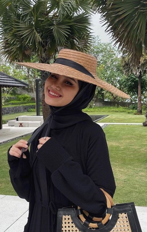 Hijab Outfit Beach Style, Bali Outfit Ideas Hijab, Hijab Beach Outfit, Beach Outfit Hijab, Hijab Topi, Aesthetic Hijabi, Bali Outfit, Outfit Pantai, Outfit Ideas Hijab