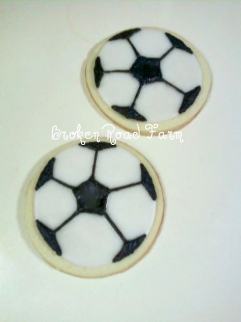 Soccer Ball cookies Soccer Treats, Soccer Cookies, No Bake Sugar Cookies, Soccer Cake, Sport Cakes, Sugar Cookie Royal Icing, Cookie Hacks, Cookie Bouquet, Cookie Tutorials