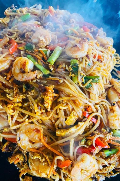 shrimp pad thai on a plate Blackstone Shrimp, Hibachi Recipes, Griddle Cooking Recipes, Shrimp Pad Thai, Shrimp Noodles, Outdoor Cooking Recipes, Thai Shrimp, Chicken Pad Thai, Pad Thai Sauce