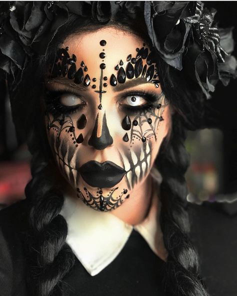 50 Best Halloween Makeup Ideas (Continuously Updating)  #halloween #halloweenmakeup Fantasy Make-up, Halloweenský Makeup, Halloween Make-up Looks, Halloween Contact Lenses, Halloween Makeup Ideas, Cool Halloween Makeup, Face Paint Makeup, Sugar Skull Makeup, Amazing Halloween Makeup