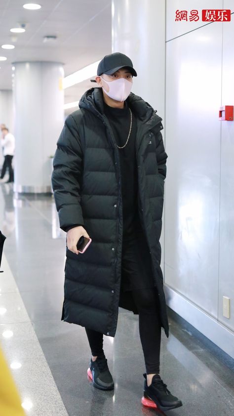 Long Puffer Jacket Outfit Men, Long Puffer Jacket Outfit Street Style, Buffer Jacket Outfit, Beige Outfit Men, Red Outfit Men, Buffer Jacket, Puffy Jacket Outfit, Black Puffer Jacket Outfit, Long Black Puffer Coat