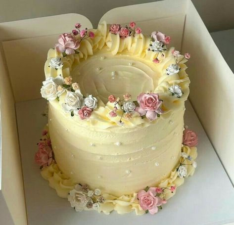 Birthday Party Ideas Coquette, Circle Cake Aesthetic, Spring Birthday Cakes, Tort Aesthetic, Wildflower Cake, Illustration Jewelry, Pastel Coquette, Luxury Motivation, Sketch Tutorial