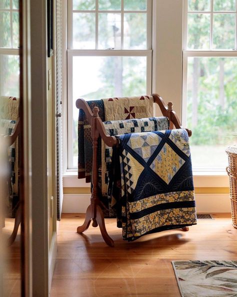 Quiltfolk on Instagram: “Inside the West Pond Inn, Sue Loring's quilting retreat center. Read more on page 50 of Quiltfolk, Issue 05: Eastern Massachusetts!…” Quilt Rack Ideas, Display Quilts, Quilt Photography, Quilt Stand, Quilt Racks, Blanket Display, Quilt Sewing Room, Quilt Decor, My Account Page