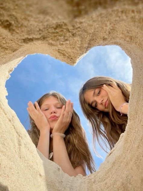 Funny Best Friend Photos, Idea For Sea Photo, Photo Ideas With A Friend, Sea Ideas Photo, Pictures For The Beach, Sea Foto Ideas, Summer Beach Aesthetic Friends, Cute Summer Picture Poses, Best Friends Photos Instagram