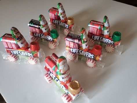 Christmas Boarders, Work Treats, Christmas Jar Gifts, Candy Train, Christmas Candy Crafts, Christmas Party Snacks, Christmas Treats For Gifts, Candy Creations, Christmas Candy Gifts