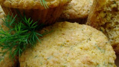 These savory muffins with chives and dill are ideal for a weekend breakfast. Dill Muffins, Savory Cheese, Savory Muffins, Savory Pastry, Corn Bread Recipe, Weekend Breakfast, Quick Bread Recipes, Fresh Chives, Cayenne Pepper