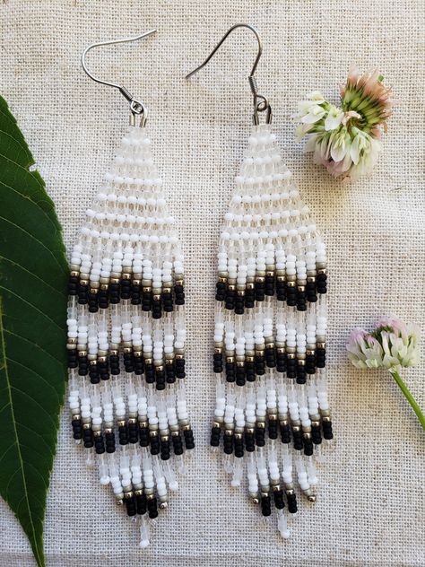 Handmade fringe earrings made with mix of black and white seed beads. Earrings measure 1 inch wide and 5 inch long. Item is hand beaded by me after order is placed, please allow up to 14 days for delivery, thanks! Buffalo Plaid Beaded Earrings, Beaded Fringe Earrings Native American, Brown Beaded Earrings, Beaded Skull Earrings, Seed Bead Loom Bracelets Patterns, Seed Bead Earrings Patterns Tutorials, Beaded Fringe Earrings Pattern, Western Beaded Earrings, Native American Beadwork Earrings