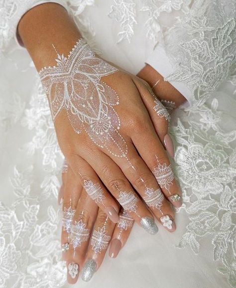 Latest & Trending Mehndi Designs For This Festive Season Henna Tattoo Wedding, Henna Simple Putih, White Henna Wedding Simple, Henna Wedding Simple, Henna Wedding Putih, Latest Trending Mehndi Designs, Henna Art Wedding, White Wedding Henna, Inai Putih