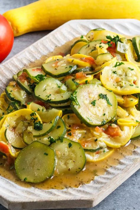 Squash Stir-Fry Stir Fry Squash, Stewed Squash, How To Cook Squash, Squash Zucchini, Zucchini Fries, Veggie Stir Fry, Stir Fry Recipes, Squash Recipes, Bell Pepper