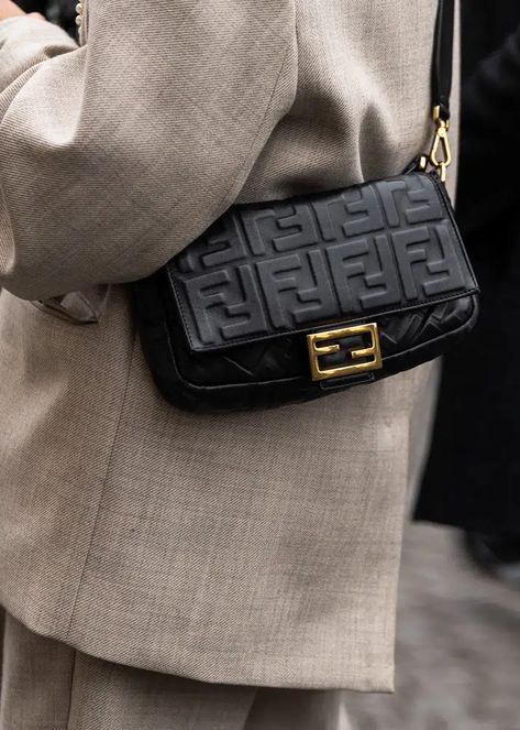 Designer Bag Street Style, Luxury Designer Shoulder Bag For Fall, Luxury Modern Shoulder Bag For Fall, Trendy Designer Bags 2023, Handbag Street Style, Trendy Bags Street Style, Bags Fall 2023, Winter Bags 2023, Luxury Modern Fall Shoulder Bag