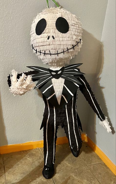 Piñata de 4ft de alto 
Temática de jack skeleton Jack Skellington Pinata, Jack Skellington Piñata, Nightmare Before Christmas Pinata, Jack Skellington Mask, Jack Skellington Cake, Jack Halloween, Jack Skeleton, Halloween Party Themes, Disney Holiday