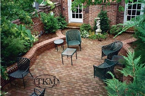 Front Yard Privacy, Patio Seating Area, Small Outdoor Patios, Cement Patio, Patio Steps, Farmhouse Patio, Courtyard Ideas, Brick Patio, Backyard Patio Ideas