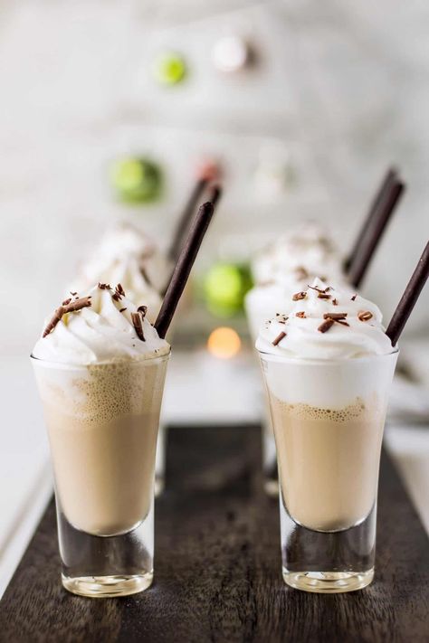 Irish Coffee Milkshake Shooters are easy, fun, grown-up individual desserts perfect for parties, entertaining or St Patricks Day. Irish cream liqueur is blended with coffee ice cream, topped with whipped cream and chocolate shavings. #irishcoffee #individualdesserts #milkshake #dessertshots Desert Shooters, Cookie Straws, Liquid Desserts, Alcoholic Coffee Drinks, Blended Coffee Drinks, Smoothie Coffee, Irish Drinks, Boozy Milkshake, Coffee Desserts