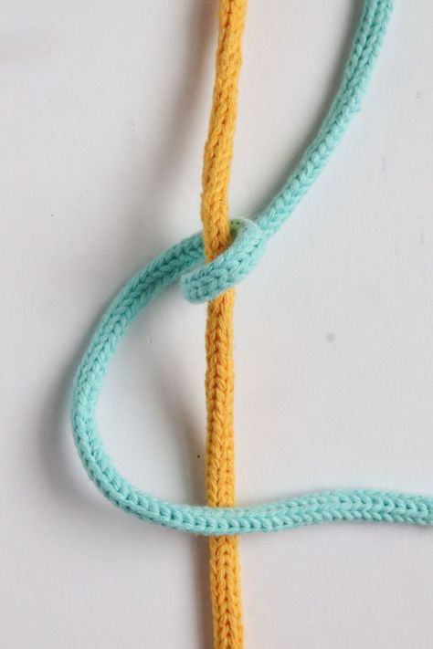 How To Tie A Double Half Hitch Knot - Alternating Half Hitch Knot, Double Half Hitch Knot Tutorial, Half Hitch Knot Tutorial, Double Half Hitch Knot, Hitch Knot, Knot Tutorial, Half Hitch Knot, Macrame Patterns Tutorials, The Double