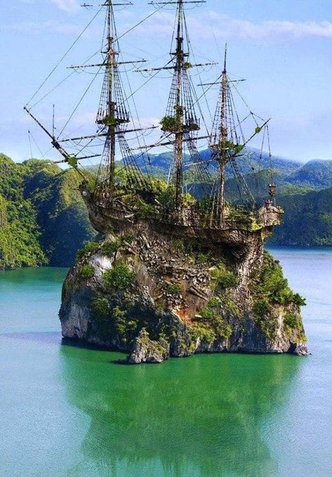 Wreck Of The Ten Sails. Shipwreck Event Occurred Off The East End Of Grand Cayman On 8 February 1794 Ghost Ships, Navi A Vela, Creepy Houses, Island Villa, Abandoned Ships, Merchant Navy, Castles In Scotland, World Pictures, Futurism