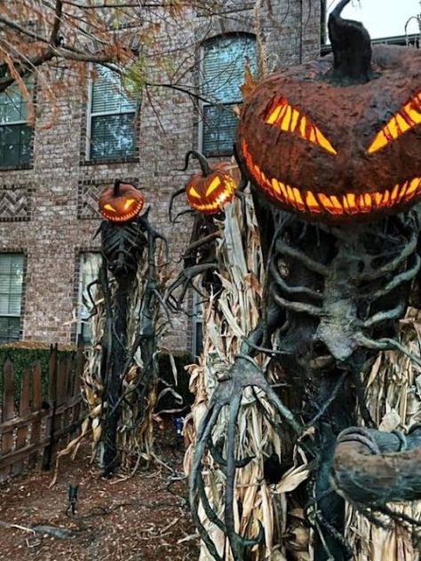 Pumpkin Cemetery, Pumpkin Graveyard, Porche Halloween, Creepy Halloween Props, Scary Scarecrow, Doflamingo Wallpaper, Scary Halloween Decorations Outdoor, Scary Halloween Decorations Diy, Halloween Lawn