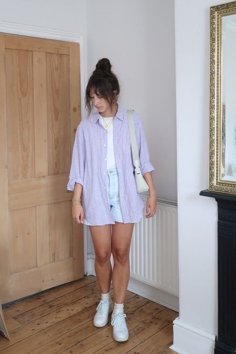 Button Down Boyfriend Shirt Outfit, Button Up Shirt As Jacket, Summer Button Up Outfit, Back To College Outfits Summer, Casual Comfortable Summer Outfits, Summer Outfits Button Up Shirt, Oversized Linen Shirt Outfit Summer, Oversized Spring Outfit, Woman Button Up Shirt Outfit