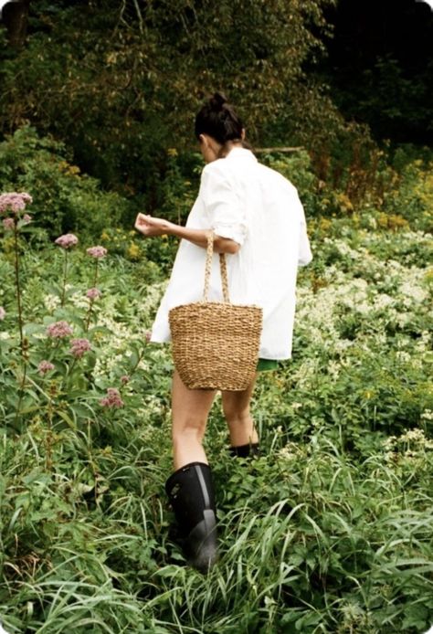 Gardening Fashion Editorial, Woman In Garden Photography, Linen Aesthetic, Farm Photoshoot, Garden Shoot, Countryside Fashion, Traditional Cooking, Farm Family, Nature Fashion