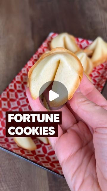 Cookist Wow on Instagram: "Are you ready to celebrate Chinese New Year? 🇨🇳🥳🎊 So don’t miss the recipe to make fortune cookies! Customize them with your personal messages 😍 👉INGREDIENTS 3 egg whites 130g of flour 00 80g of sugar 40g of water 60ml of vegetable oil vanilla essence (optional) 👉METHOD 1. Mix the egg whites with sugar, water and seed oil. 2. Add flour and mix well, avoiding lumps. 3. Shape circles on baking paper and then turn it around, it will help you form perfect circles. 3. Pour the batter over the baking paper and make discs with not too much dough. 4. Fire in static mode at 180 ºC for 7 to 9 minutes or until the edges are golden. 5. Roll out the discs and flip them. Add the ticket on each. 6. Fold in two, then with the help of a cup join the edges creating the effe Make Fortune Cookies, Fortune Cookie Recipe, Fortune Cookies Recipe, Fortune Cookie Messages, Cookist Wow, Fortune Cookies, Fortune Cookie, Vanilla Essence, Baking Paper