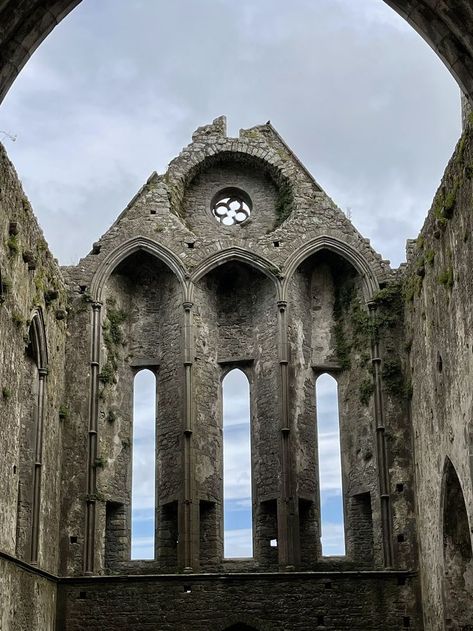 Rock Of Cashel Ireland, Cashel Ireland, Rock Of Cashel, Ireland Aesthetic, Ireland Pictures, Ireland Landscape, Over The Hill, Academia Aesthetic, Ireland Travel