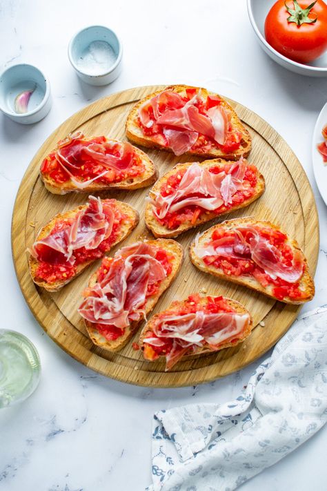 Spanish Toast, Spanish Brunch, Pan Tomate, Pan Con Tomate Recipe, Spanish Tomato Bread, Spanish Breakfast, Mijas Spain, Spanish Bread, Baguette Recipe