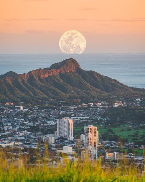 Hawaii Diamond Head, Diamond Head Hawaii, Photo Sharing App, Diamond Head, Hawaii Life, Aloha Hawaii, Blue Hawaiian, Beautiful Moon, Hawaiian Islands