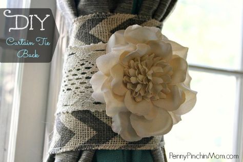 Looking for a cute shabby chic to tie those curtains back? This DIY Curtain Tie Back is not only a beautiful addition to your rooms decor, it is also insanely easy to make! With just a few supplies and about 15 minutes you can make this very same Tie Back. SUPPLIES 9-12 inches Burlap Ribbon … Diy Curtain Tie Backs, Curtain Tie Backs Diy, Shabby Chic Decor Vintage, Zimmer Diy, Room Decor Easy, Diy Curtain, Decor Dorm Room, Apartment Decorating Living, Cloth Diy