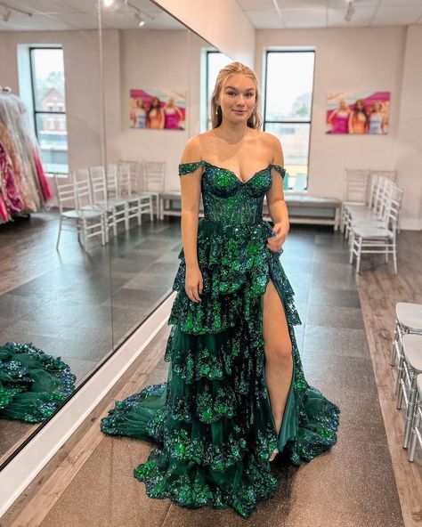 Basque Waist Prom Dress, Prom Things, Dream Prom Dress, Basque Waist, Prom Dress Inspo, Matric Dance, Ombre Prom Dresses, Prom Inspo, Green Prom